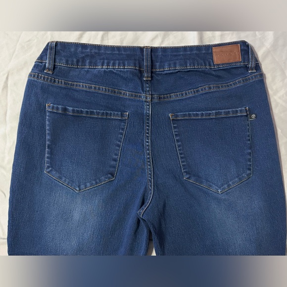 💕TAHARI Stretchy Jeans💕 - Picture 3 of 6
